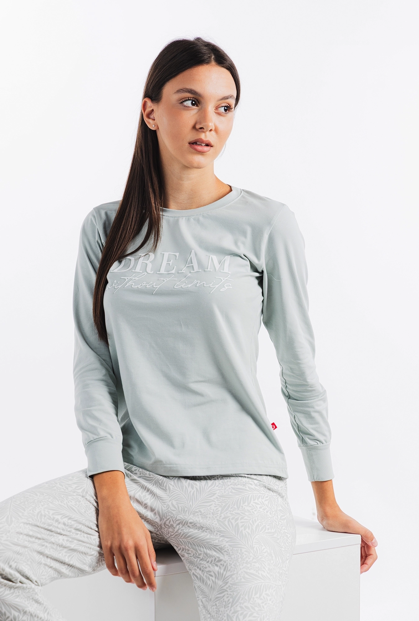 Ženska pidžama - Belo-sivo lišće