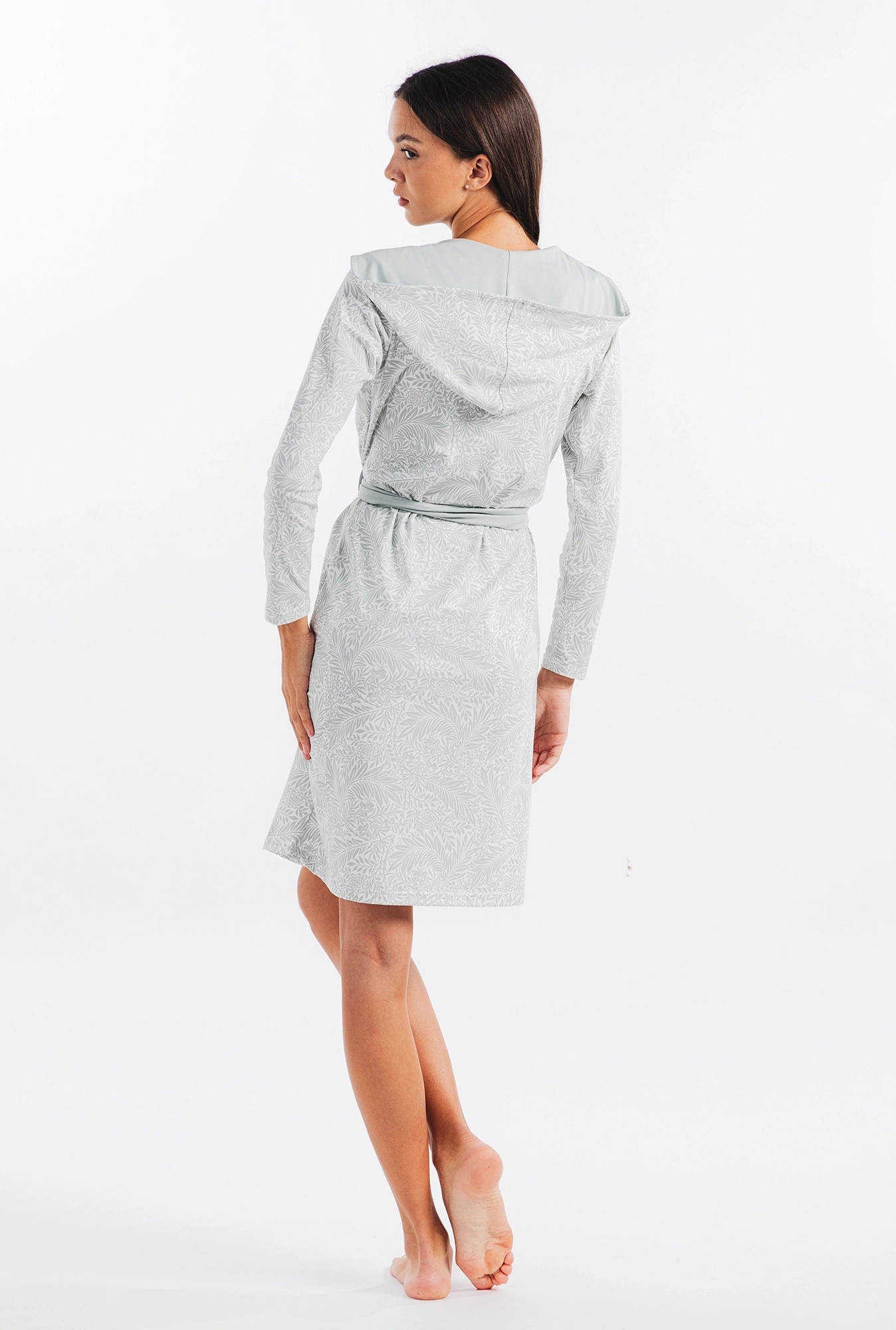 https://api.intricco.croonus.com/croonus-uploads/products_gallery/file/2731/4969/zenski-bade-mantil-belo-sivo-lisce-xs-1759918871.webp