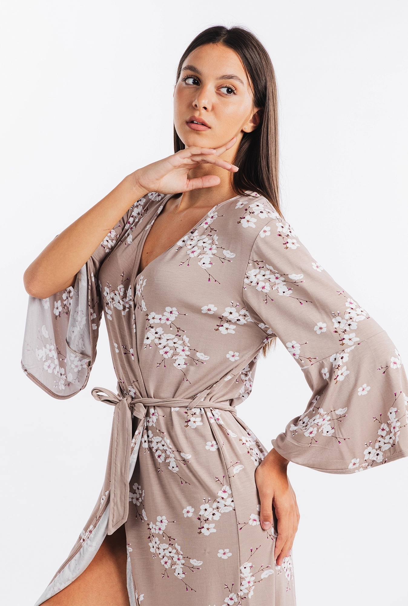 https://api.intricco.croonus.com/croonus-uploads/products_gallery/file/2778/5097/zenski-bade-mantil-pesak-cvetovi-xs-1760042605.webp