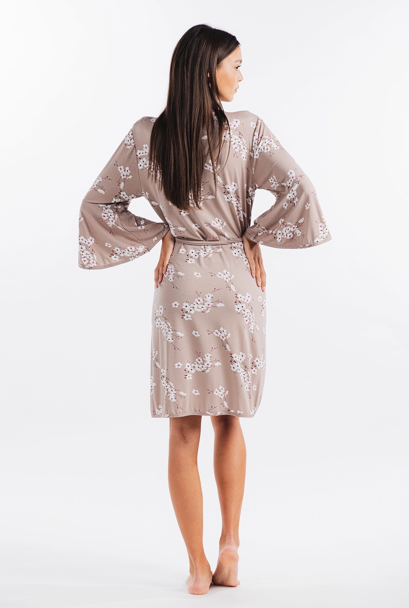 https://api.intricco.croonus.com/croonus-uploads/products_gallery/file/2778/5098/zenski-bade-mantil-pesak-cvetovi-xs-1760042613.webp