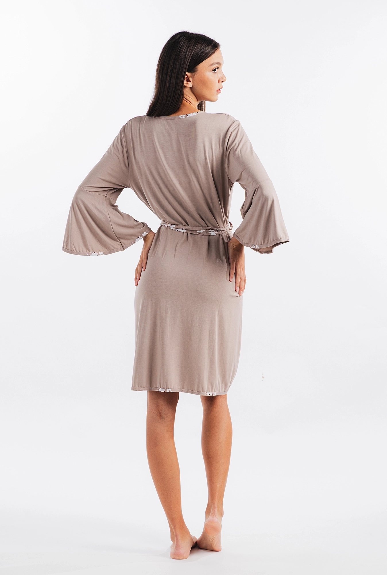 https://api.intricco.croonus.com/croonus-uploads/products_gallery/file/2785/5148/zenski-bade-mantil-od-viskoze-pesak-xs-1760043372.webp